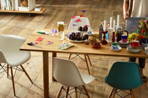 Vitra in Jena mit Eames Plastic Chair DSW und Eames Plastic Chair DAW