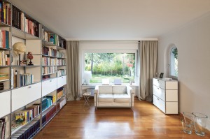 USM Haller in Jena mit USM Haller Bücherregal, USM Haller Sideboard und Cassina LC2